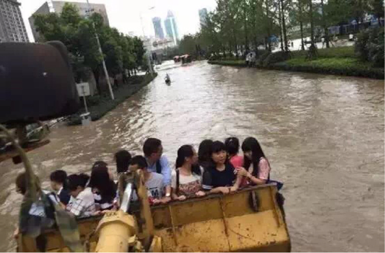 热心的司机哥，运输上班族综合gif搞笑图片