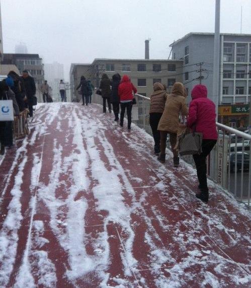 这天桥过得可真刺激！综合gif搞笑图片