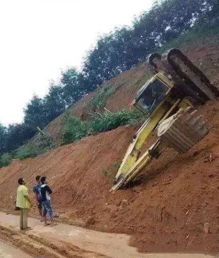 当年在蓝翔辍学，今天让哥们懊悔万分综合gif搞笑图片