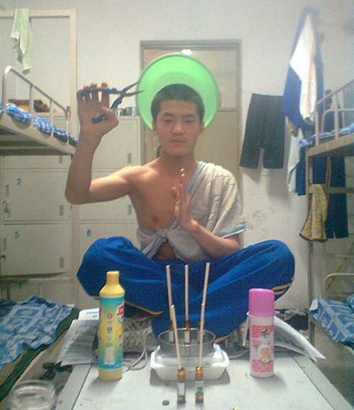 宿舍中开坛做法综合gif搞笑图片