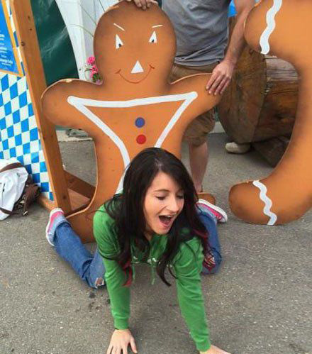 妹子，地上会弄伤膝盖的综合gif搞笑图片