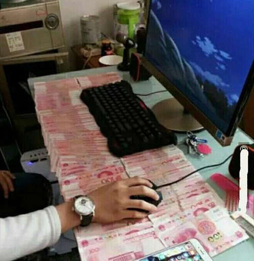 每天把工资这样放在桌面上，我工作特别有劲综合gif搞笑图片