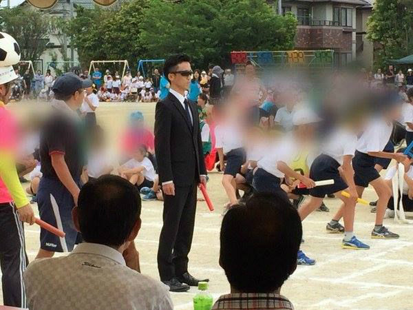 学校运动会亲子接力项目，这位父亲似乎跟周围的画风完全不一样综合gif搞笑图片