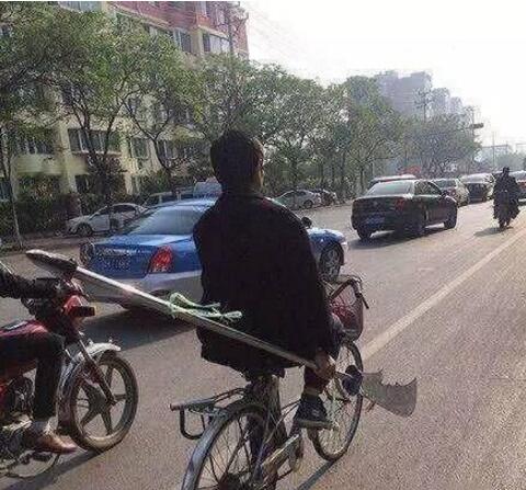 我小时候一直以为，千里走单骑就是这样综合gif搞笑图片