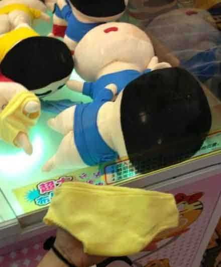 和我姐抓娃娃，抓了半天，把他裤衩抓出来了~综合gif搞笑图片