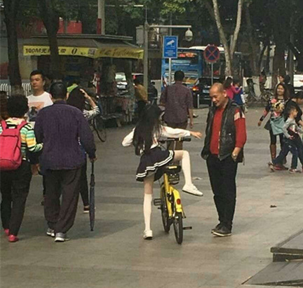 问题来了，你上自行车是前跨还是后跨？综合gif搞笑图片