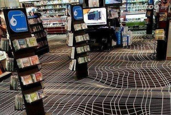 谁能在这样的地板上健步如飞？综合gif搞笑图片