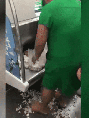 坐个地铁也能搞出点事儿综合gif搞笑图片