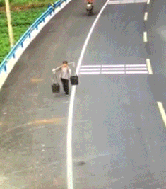 疯狂的电动车什么都敢撞综合gif搞笑图片