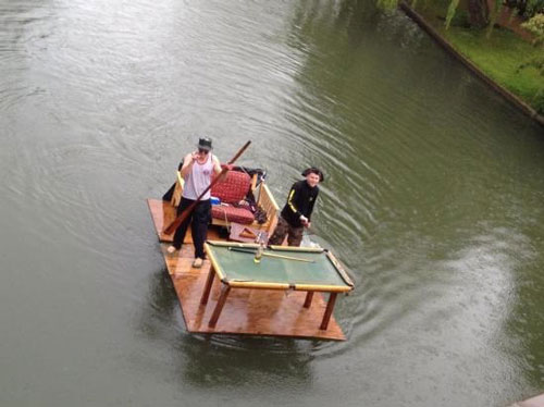 在水上玩桌球才是真正的写意综合gif搞笑图片