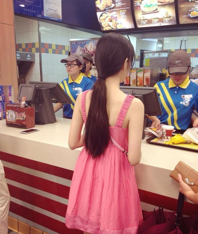 姑娘你快点啊，后面老多人等着呢综合gif搞笑图片