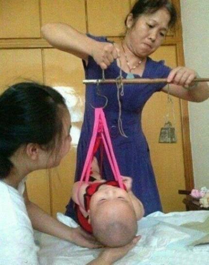 霸气测漏，如此给小孩称重综合gif搞笑图片