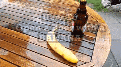 教你如何用香蕉打开啤酒！看完简直脑洞大开综合gif搞笑图片