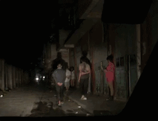 这条大街的灯就是不好。。。都看不见。。。综合gif搞笑图片