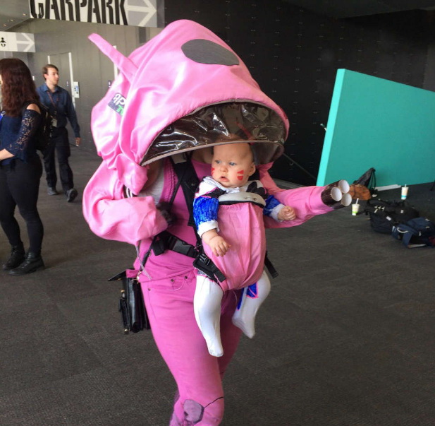 明星带娃出门的绝佳装备综合gif搞笑图片