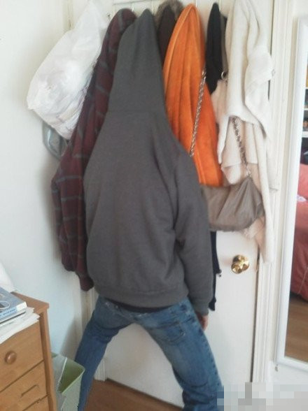 有天要出门，老公等我等得无聊，我一回头就看到这。。。综合gif搞笑图片