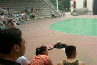 看表演的时候，大爷您走错了吧？综合gif搞笑图片