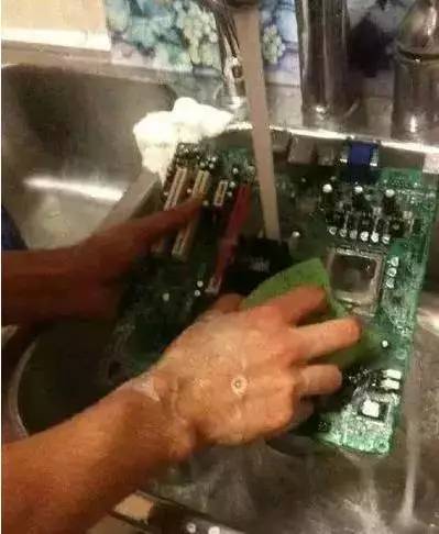 老爸慈祥地给我洗主板让我感动的湿了眼眶综合gif搞笑图片