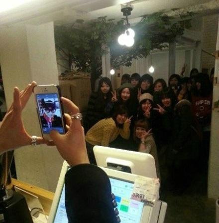 大家拍个合影啊，尼玛，弄成自拍了综合gif搞笑图片