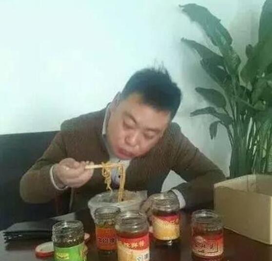 一碗面配五个菜综合gif搞笑图片