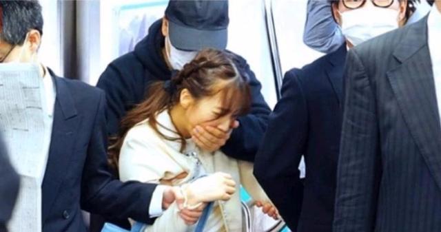 当你是车厢里唯一没有戴口罩的综合gif搞笑图片