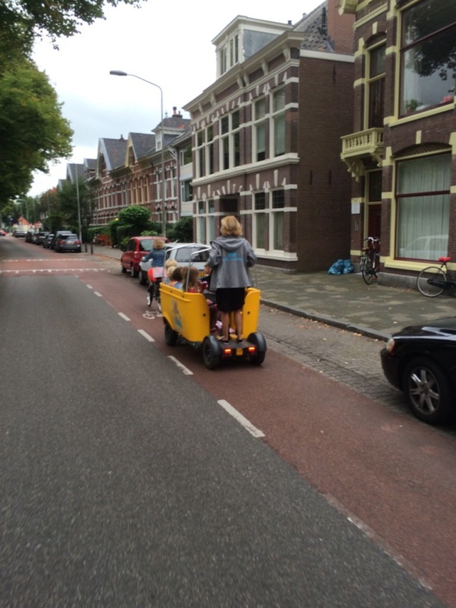 孩子多了，如何出门？老司机演示一下综合gif搞笑图片