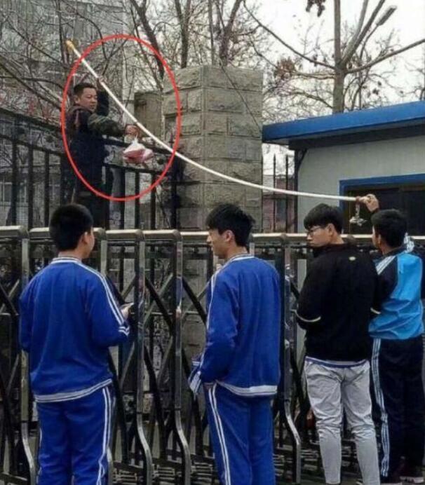 为了送外卖，什么办法都用上了综合gif搞笑图片