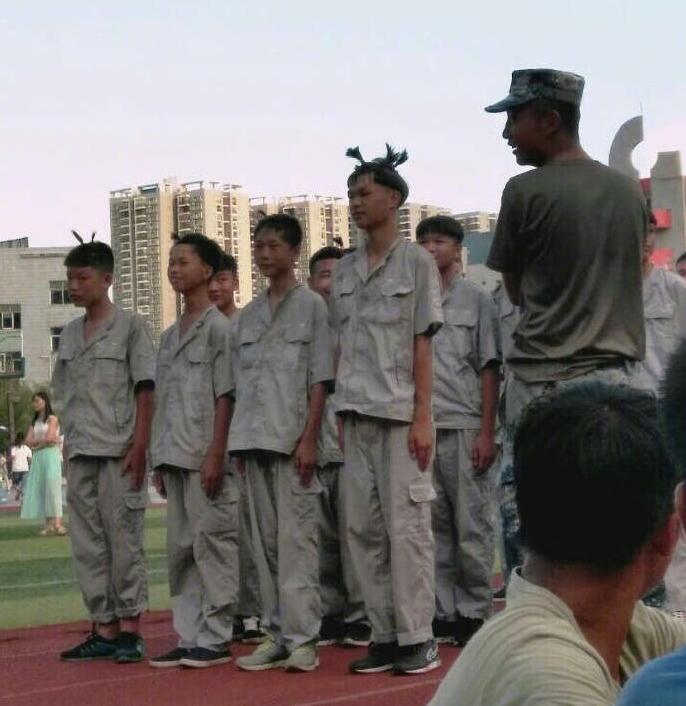 军训不理发的后果！教官你赢了哈哈哈！综合gif搞笑图片