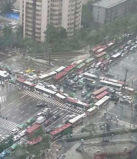 西安这车堵的，变成了一桌麻将综合gif搞笑图片