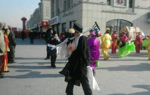 镇上的秧歌大赛，亮点自己找综合gif搞笑图片