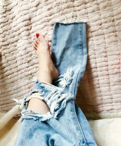 穿破洞牛仔裤的苦恼综合gif搞笑图片