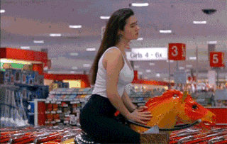 我默默的走过去，往木马里丢了个钢镚综合gif搞笑图片