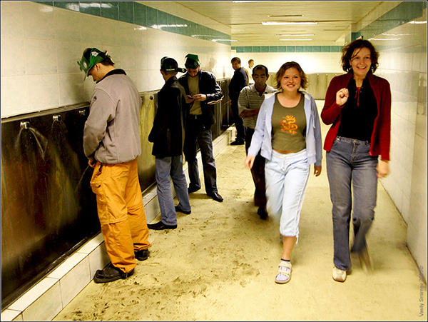 好开放的厕所，可以这样人来人往！综合gif搞笑图片