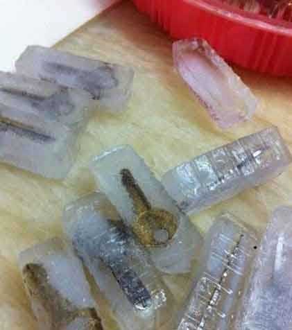 九枚钥匙冻成冰块综合gif搞笑图片