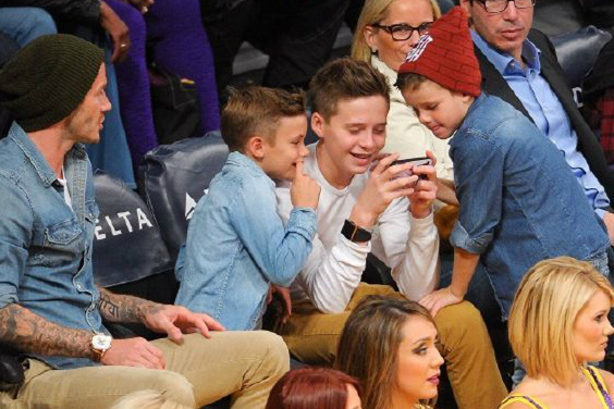 被熊孩子抢走手机的你综合gif搞笑图片