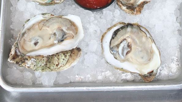 瞬间变土豪！吃生蚝竟吃出50颗珍珠！综合gif搞笑图片