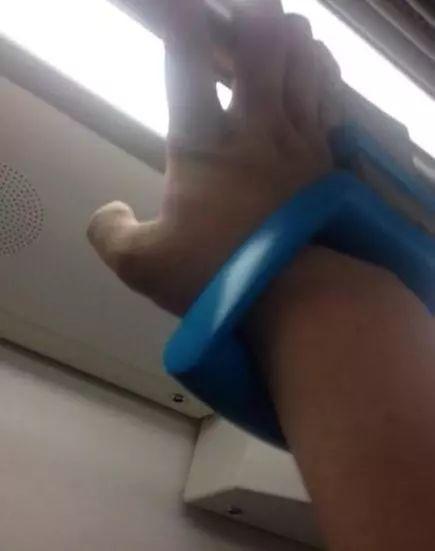 手卡进去出不来了……还7站到家……综合gif搞笑图片