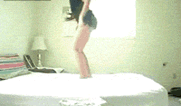 玩跳跳床的危险示范综合gif搞笑图片