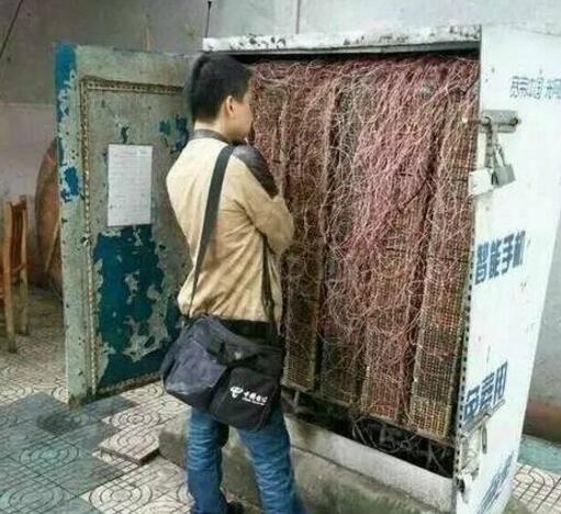 电工的内心毫无波澜，此刻只想点一根烟综合gif搞笑图片