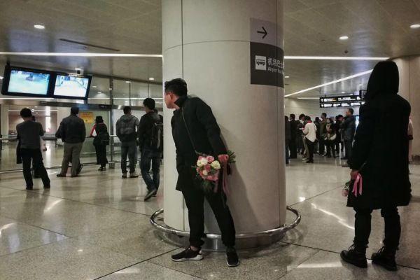 暗中观察，她男盆友没来接她，我就出来综合gif搞笑图片