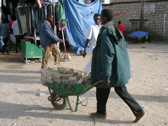 大哥，钱多也不用着呢嘚瑟吧综合gif搞笑图片