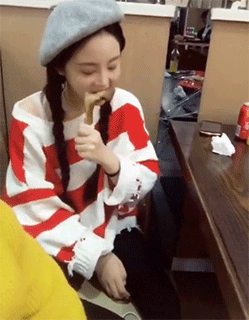 有个吃货女友是什么样的体验，没肉吃就不高兴综合gif搞笑图片