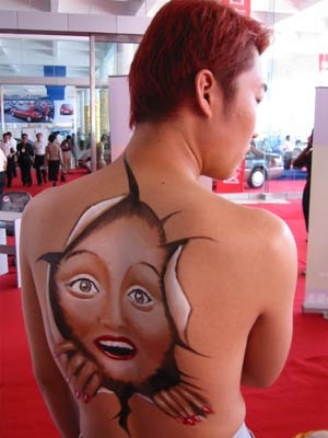 搞笑的人体彩绘综合gif搞笑图片