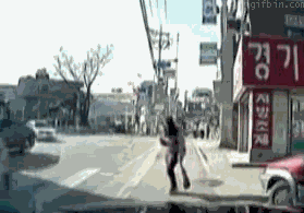 走路玩手机的后果综合gif搞笑图片