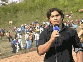 严重追尾宝马全责，不知道记者还活着吗？综合gif搞笑图片