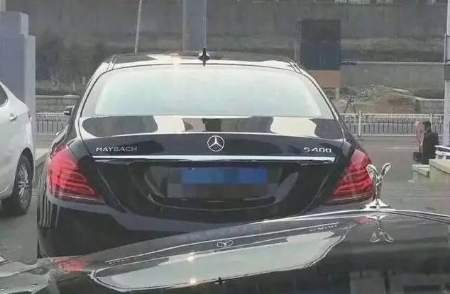 儿时的玩伴开奔驰回家过年，而我后面看着他综合gif搞笑图片