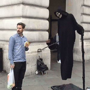 敢于和死神站在一起并调戏死神的男人综合gif搞笑图片