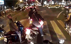 尼玛，真是手贱，幸好没车，要不然就死翘翘了综合gif搞笑图片