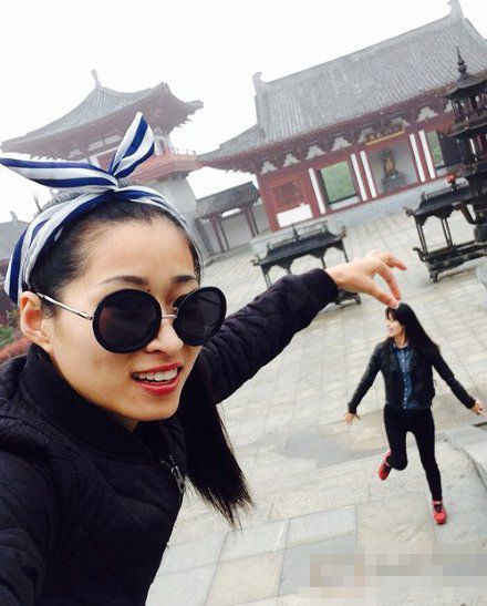 向闺蜜伸出了魔爪～综合gif搞笑图片