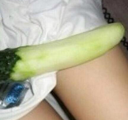 原来要削皮的，这样会好吃一点吗？植物gif搞笑图片